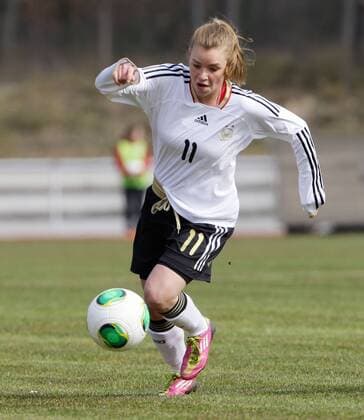 Viernheim , Fußball Länderspiel U 19 ;Deutschland vs. Spanien Linda Dallmann ( Deutschland )
