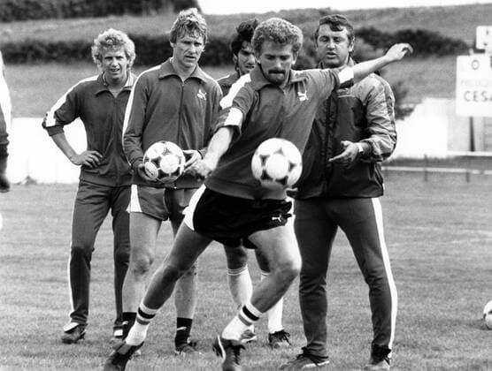 Herbert Prohaska vor Nationaltrainer Felix Latzke, Roland Hattenberger, Reinhold Hintermaier (alle Österreich)