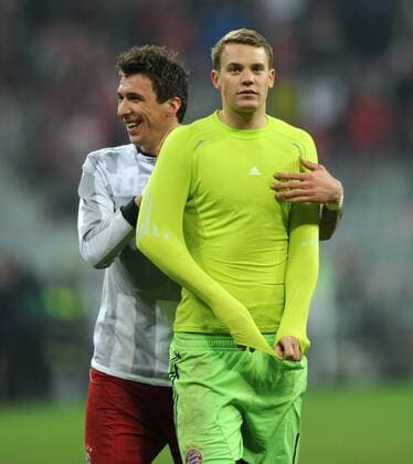02-04-2013, Fussball, Saison 2012-2013, UEFA Champions League, Viertelfinale, FC Bayern München - Juventus Turin 2-0, Torhüter Manuel Neuer (Bayern München), re., und Mario Mandzukic (Bayern München)