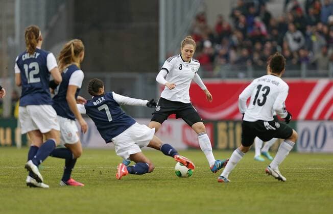 05.04.2013, xovx, Freundschaftsspiel, Deutschland - USA, v.l. Lauren Cheney (United States of America USA), Kristie Mewis (United States of America USA), Shannon Boxx (United States of America USA), Kim Kulig (Deutschland), Celia Okoyino da Mbabi (Deutschland), Aktion.