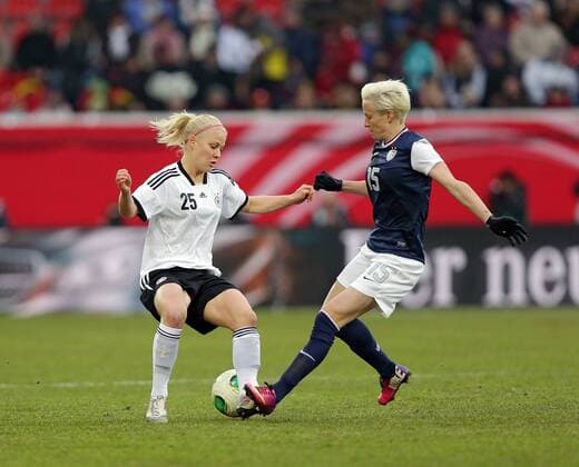 05.04.2013, xovx, Freundschaftsspiel, Deutschland - USA, v.l. Leonie Maier (Deutschland), Megan Rapinoe (United States of America USA), Aktion.