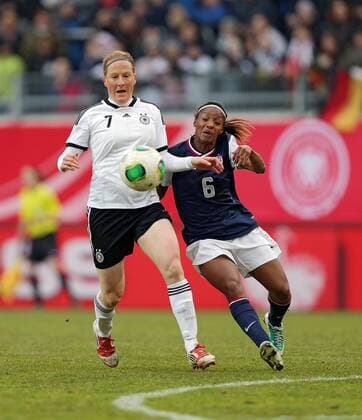 05.04.2013, xovx, Freundschaftsspiel, Deutschland - USA, v.l. Melanie Behringer (Deutschland), Crystal Dunn (United States of America USA), Aktion.
