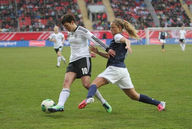 Laufduell zwischen Linda Bresonik (Deutschland) u. Kristie Mewis (USA), Frauen-Länderspiel Deutschland - USA, DFB Frauen Nationalmannschaft, 05.04.2013 EP_RRZ
