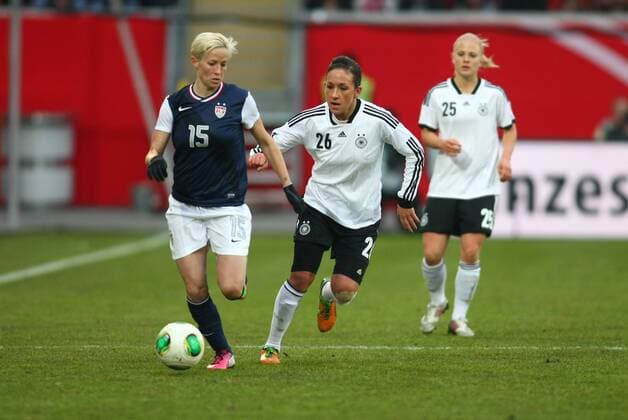 Megan Rapione (USA) im Laufduell mit Nadine Keßler, Kessler (Deutschland), Frauen-Länderspiel Deutschland - USA, DFB Frauen Nationalmannschaft, 05.04.2013 EP_RRZ