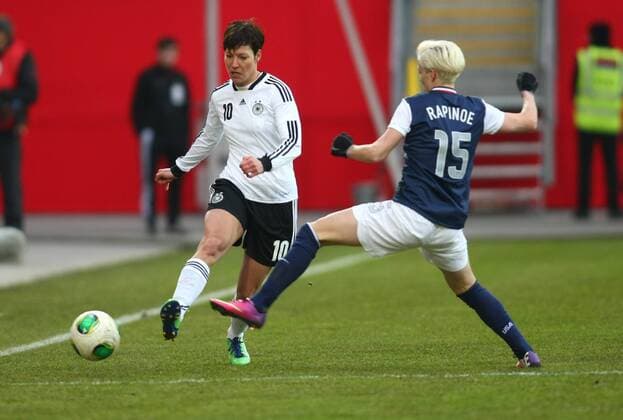 Linda Bresonik (Deutschland) im Zweikampf mit Megan Rapione (USA), Frauen-Länderspiel Deutschland - USA, DFB Frauen Nationalmannschaft, 05.04.2013 EP_RRZ