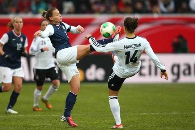 Christie Rampone (USA) im Zweikampf mit Dzsenifer Marozsan (Deutschland), Frauen-Länderspiel Deutschland - USA, DFB Frauen Nationalmannschaft, 05.04.2013 EP_RRZ