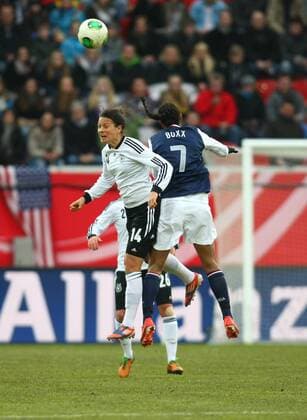 Dzsenifer Marozsan (Deutschland) beim Kopfball mit Shannon Boxx (USA), Frauen-Länderspiel Deutschland - USA, DFB Frauen Nationalmannschaft, 05.04.2013 EP_RRZ