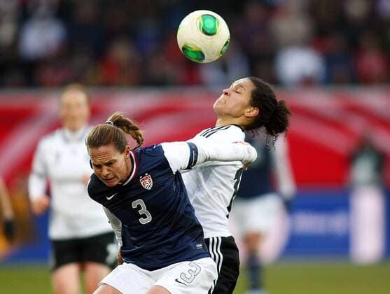 Christie Rampone (USA) im Zweikampf mit Celia Okoyino da Mbabi (Deutschland), Frauen-Länderspiel Deutschland - USA, DFB Frauen Nationalmannschaft, 05.04.2013 EP_RRZ