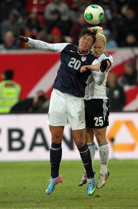 05.04.2013, xmrx, Freundschaftsspiel, Deutschland - USA, v.l. Abby Wambach (USA), Leonie Maier (Deutschland), im Zweikampf, Duell, duel, tackle, Kopfball, header