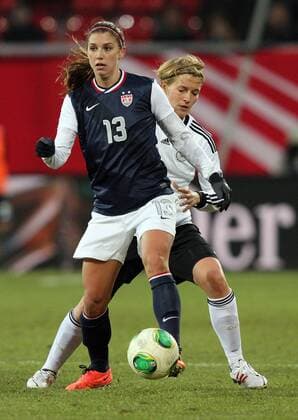 05.04.2013, xmrx, Freundschaftsspiel, Deutschland - USA, v.l. Alex Morgan (USA), Saskia Bartusiak (Deutschland), im Zweikampf, Duell, duel, tackle