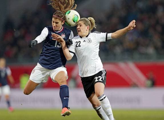 05.04.2013, xovx, Freundschaftsspiel, Deutschland - USA, v.l. Kopfballduell zwischen Alex Morgan (United States of America USA) und Luisa Wensing (Deutschland), Aktion.