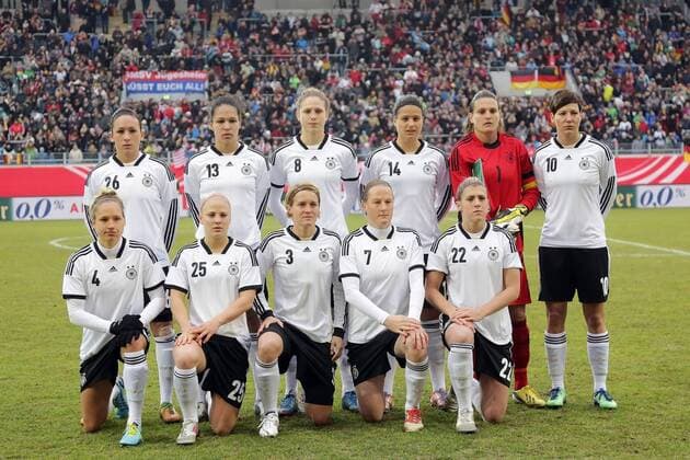Deutsche Nationalmannschaft: Nadine Kessler, Celia Okoyino da Mbabi, Kim Kulig, Dzsenifer Marozsan, Nadine Angerer, Linda Bresonik, vorne: Babett Peter, Leonie Maier, Saskia Bartusiak, Melanie Behringer, Luisa Wensing