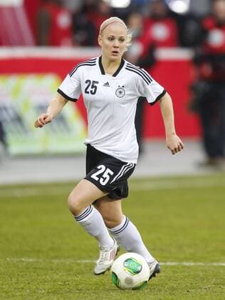Leonie MAIER (DFB 25) Einzelaktion mit Ball, Ganzfigur, Freisteller, Einzelbild, Hochformat, Aktion, Ganzkörper, Einzelaufnahmen, Action Fussball Länderspiel Damen, Offenbach 05.04.2013 DEUTSCHLAND - USA (3:3) Freundschaftsspiel