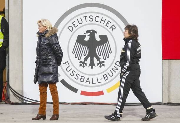 Silvia NEID DFB Bundestrainerin , Ulrike BALLWEG (DFB Assistenztrainerin Co-Trainerin) vor DFB Logo, Trainer, Coach, Einzelbild, Geste, Gestik, Mimik , Fussball Länderspiel Damen, Offenbach 05.04.2013 DEUTSCHLAND - USA (3:3) Freundschaftsspiel