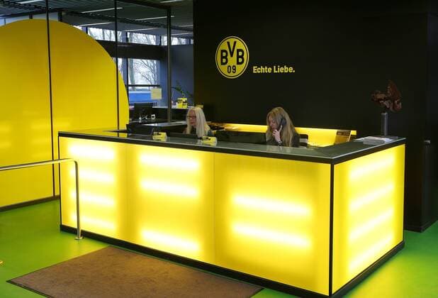FUSSBALL - DFL, Dortmund, Pressereise DORTMUND,DEUTSCHLAND,05.APR.13 - FUSSBALL - DFL, 1. Deutsche Bundesliga, Borussia Dortmund, Pressereise. Bild zeigt den Empfang der Geschäftsstelle . 