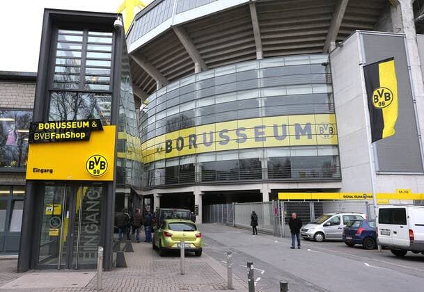FUSSBALL - DFL, Dortmund, Pressereise DORTMUND,DEUTSCHLAND,05.APR.13 - FUSSBALL - DFL, 1. Deutsche Bundesliga, Borussia Dortmund, Pressereise. Bild zeigt den BVB Fan Shop und das Borusseum. 