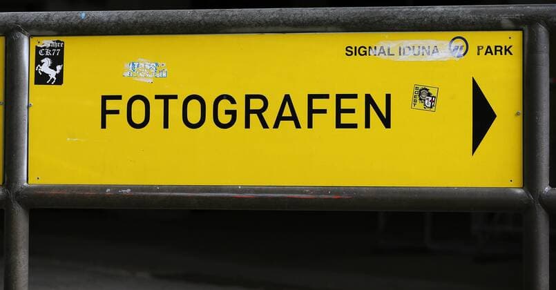 FUSSBALL - DFL, Dortmund, Pressereise DORTMUND,DEUTSCHLAND,05.APR.13 - FUSSBALL - DFL, 1. Deutsche Bundesliga, Borussia Dortmund, Pressereise. Bild zeigt ein Schild. 