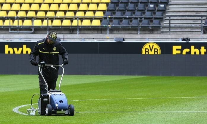FUSSBALL - DFL, Dortmund, Pressereise DORTMUND,DEUTSCHLAND,05.APR.13 - FUSSBALL - DFL, 1. Deutsche Bundesliga, Borussia Dortmund, Pressereise. Bild zeigt einen Greenkeeper. 