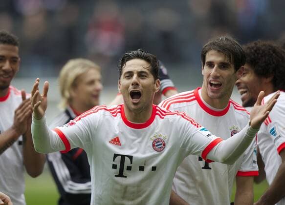 Claudio PIZARRO und Javi (Javier) MARTINEZ, Bayern_Jubel nach Spielende. Fussball, 1.Bundesliga, Saison 2012 2013, 28.Spieltag, Eintracht Frankfurt - FC Bayern München (München), am 06.04.2013 in Frankfurt C O M M E R Z B A N K A R E N A Deutschland. Â