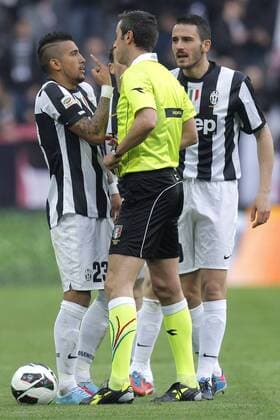 Arturo Vidal, L arbitro Sebastiano Peruzzo, Leonardo Bonucci Juventus, Torino 6 4 2013 .Juventus Stadium.Football Calcio 2012 2013 Serie A.Juventus Vs Pescara.Foto Marco Bertorello Insidefoto MarcoxBertorello