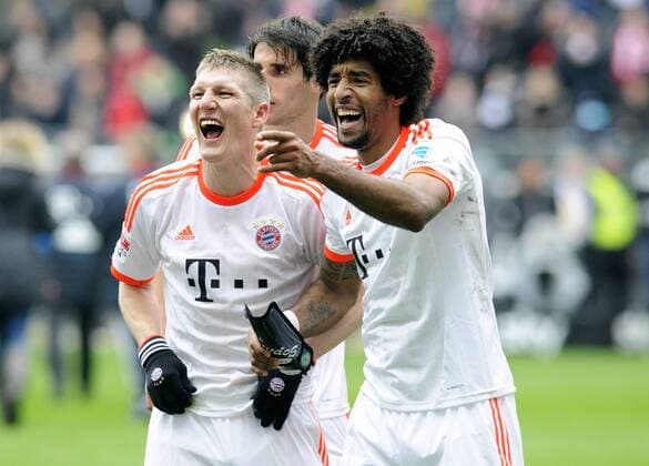 Fussball-Bundesliga, Deutschland, Herren, Saison 2012 2013, 28. Spieltag, Commerzbank-Arena Frankfurt M., Eintracht Frankfurt (rot) - FC Bayern München, FCB (weiss) 0:1; Jubel Bayern nach Spielschluss, endlich Meister, Dante (FCB), Bastian Schweinsteiger (FCB) und Javier Martinez (FCB). Jubel, Freude, Aktion.