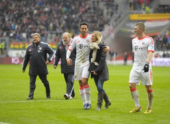 06.04.2013, Fussball 1.Bundesliga 2012 2013, 28.Spieltag, Eintracht Frankfurt - FC Bayern München, Claudio Pizarro (Bayern München) beim Schlussjubel mit Kathleen Krüger (Team-Managerin FC Bayern).