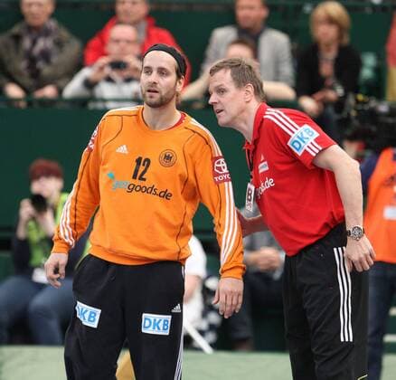 Torwart Silvio HEINEVETTER (Deutschland) im Gespraech mit Trainer Martin HEUBERGER (Deutschland) EP_Strohdiek