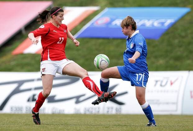 FUSSBALL - AUT vs ITA, Testspiel ST.VEIT,AUSTRIA,07.APR.13 - FUSSBALL - OEFB Laenderspiel der Damen, Oesterreich vs Italien, Freundschaftsspiel. Bild zeigt Lisa Makas (AUT) und Federica Di Criscio (ITA). 