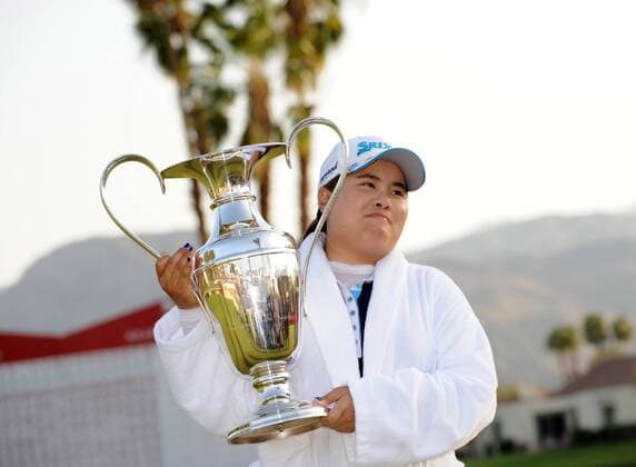 07 April, 2013: Inbee Park and trophy after winning the event during the final round of the Kraft Nabisco Championship at Mission Hills Country Club in Rancho Mirage, California John Green CSM LPGA Golf Damen 2013: Kraft Nabisco Championship APR 07 - ZUMAcg3
