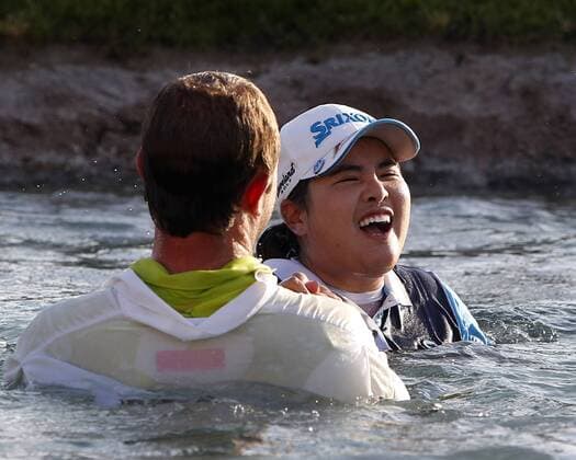 Apr 07, 2013 - Rancho Mirage, California, U.S. - INBEE PARK, of South Korea, celebrates with her caddie after the traditional winner s jump into Poppie s Pond at the Kraft Nabisco Championship at Mission Hills Country Club. LPGA Golf Damen 2013 - Kraft Nabisco Championship - Park Wins  - ZUMA
