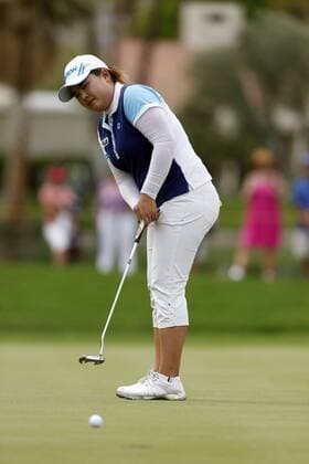 07 April, 2013: Inbee Park of South Korea hits a putt on the fourth hole during the final round of the Kraft Nabisco Championship at Mission Hills Country Club in Rancho Mirage, California..Charles Baus CSM LPGA Golf Damen 2013: Kraft Nabisco Championship APR 07 - ZUMAcb8