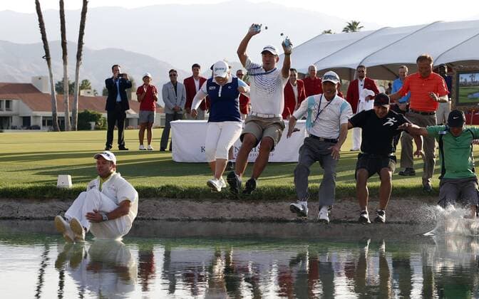 07 April, 2013: Inbee Park of South Korea jumps into Poppie s Pond after winning the Kraft Nabisco Championship at Mission Hills Country Club in Rancho Mirage, California..Charles Baus CSM LPGA Golf Damen 2013: Kraft Nabisco Championship APR 07 - ZUMAcb8