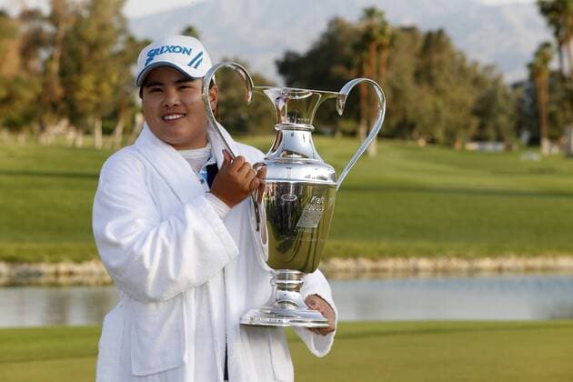 07 April, 2013: Inbee Park of South Korea holds the winner s trophy after winning the Kraft Nabisco Championship at Mission Hills Country Club in Rancho Mirage, California..Charles Baus CSM LPGA Golf Damen 2013: Kraft Nabisco Championship APR 07 - ZUMAcb8