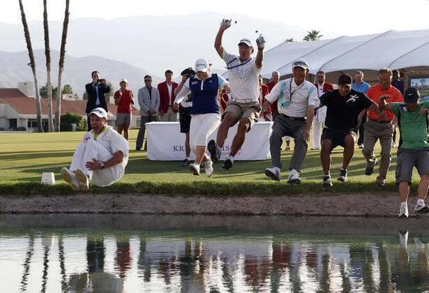 07 April, 2013: Inbee Park of South Korea jumps into Poppie s Pond after winning the Kraft Nabisco Championship at Mission Hills Country Club in Rancho Mirage, California..Charles Baus CSM LPGA Golf Damen 2013: Kraft Nabisco Championship APR 07 - ZUMAcb8