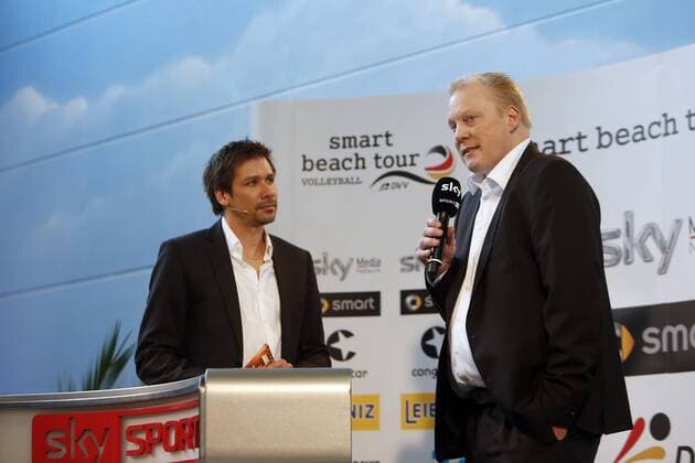 Hamburg, 9. April 2013 - Simon Südel (Moderator Sky Sport) und Frank Mackerodt (Geschäftsführer Beach Services GmbH) bei einer Pressekonferenz im BeachCenter Hamburg. Der Pay-TV Sender Sky überträgt ab Mai die höchste deutsche Beach-Volleyball Serie, die smart beach tour, live.