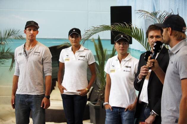 Hamburg, 9. April 2013 - Sebastian Fuchs, Ilka Semmler, Katrin Holtwick, Simon Südel (Moderator Sky Sport) und Julius Brink bei einer Pressekonferenz im BeachCenter Hamburg. Der Pay-TV Sender Sky überträgt ab Mai die höchste deutsche Beach-Volleyball Serie, die smart beach tour, live.