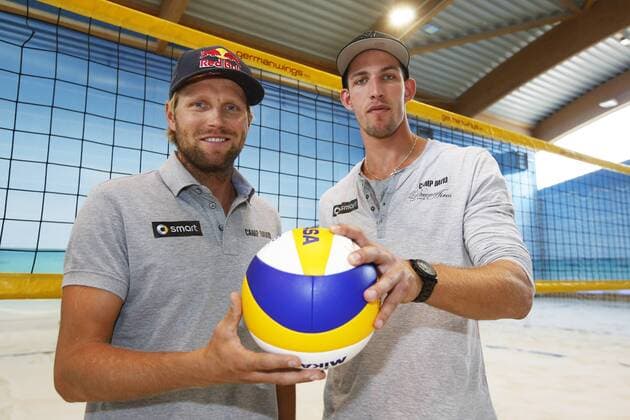 Hamburg, 9. April 2013 - Julius Brink und Sebastian Fuchs bei einer Pressekonferenz im BeachCenter Hamburg. Der Pay-TV Sender Sky überträgt ab Mai die höchste deutsche Beach-Volleyball Serie, die smart beach tour, live.