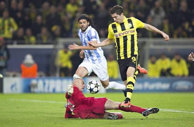Dortmund, 09.04.2013, Signal-Iduna-Park Tor zum 1:1 von Robert Lewandowski (BvB) gegen Torwart Eilly (Malaga) Borussia Dortmund - FC Malaga