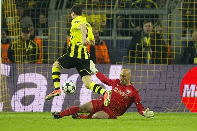 Robert LEWANDOWSKI (li., DO) umspielt Torwart WILLY (Malaga) und schiesst das Tor zum 1:1 Ausgleich für Borussia Dortmund, Aktion, Fussball Champions League, Viertelfinale, Borussia Dortmund (DO) - FC Malaga (Malaga), am 09.04.2013 in Dortmund Deutschland