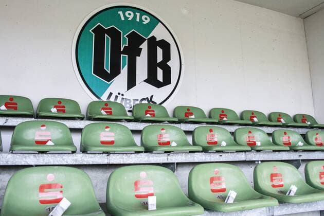 Fußball, Stadiongeschichte VfB Lübeck Deutschland, Lübeck , Stadion an der Lohmühle, Regionalliga, 1. Bundesliga, Saison 2012 2013 , Retterspiel für den VFB Lübeck, VFB Lübeck - Hamburger SV leere Plastiksitze , VFB Lübeck 1919 Logo