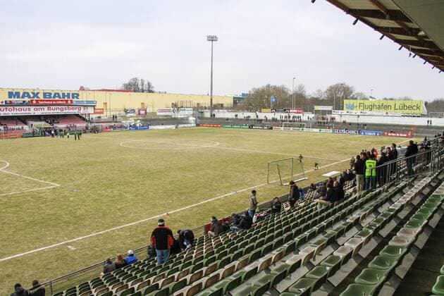 Fußball, Stadiongeschichte VfB Lübeck Deutschland, Lübeck , Stadion an der Lohmühle, Regionalliga, Saison 2012 2013 , Retterspiel für den VFB Lübeck, leere Sitzplätze, wenig Zuschauer, leeres Spielfeld