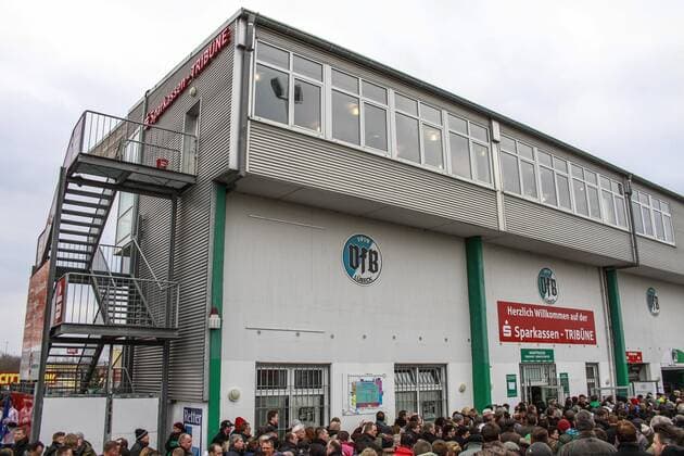 Fußball, Stadiongeschichte VfB Lübeck Deutschland, Lübeck , Stadion an der Lohmühle, Regionalliga, Saison 2012 2013 , Retterspiel für den VFB Lübeck, Rückansicht der Sparkassen Tribüne und Stadion