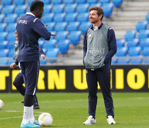 10.04.2013 St Jakob Park Basel , SCHWEIZ , Saison 2012 2013 Herren Fussball UEFA Europa League . Abschlusstraining Tottenham , Emmanuel Adebayor - Trainer Andre Villas Boas (Tottenham Hotspur FC ) 
