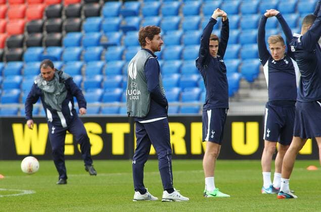 10.04.2013 St Jakob Park Basel , SCHWEIZ , Saison 2012 2013 Herren Fussball UEFA Europa League . Abschlusstraining Tottenham , Trainer Andre Villas Boas (Tottenham Hotspur FC ) 