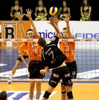 10.04.2013, Max-Schmeling-Halle, Berlin, GER, 1.VBL, Berlin Recycling Volleys, TV Ingersool Buehl im Bild, Tomas Kmet (Berlin Recycling Volleys), Robert Kromm (Berlin Recycling Volleys), Adam White (TV Buehl)