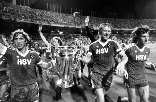 Der Hamburger SV gewinnt 1983 den Europapokal der Landesmeister, v.li.: Ditmar Jakobs, Wolfgang Rolff, Horst Hrubesch, Manfred Kaltz
