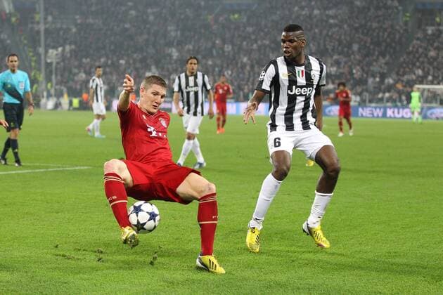 am ball Bastian SCHWEINSTEIGER 31 (FC Bayern Muenchen) rechts im Bild Paul POGBA 6 (Juventus Turin) EP_CKT