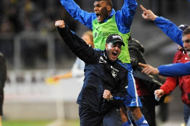 Aachen, Deutschland 12. April 2013: 3. Bundesliga 12 13 - Alemannia Aachen vs. FC Hansa Rostock. Trainer Marc Fascher (Rostock) jubelt. mt