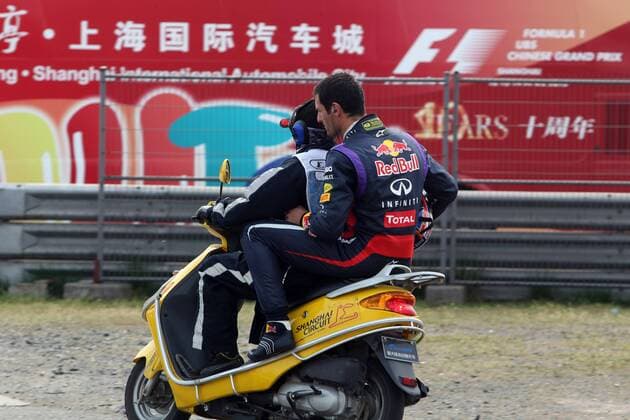 13.04.2013- Qualifying, Mark Webber (AUS) Red Bull Racing RB9 retires from the qualifying 