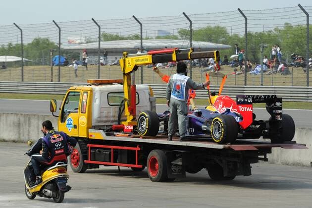 FORMULA ONE CHINESE GRAND PRIX AT SHANGHAI INTERNATIONAL CIRCUIT ON APRIL 12-13-14 2013. REDBULL RENAULT DRIVER AUSTRALIAN MARK WEBBER AND CAR BACK TO GARAGE AFTER BEING STOPPED DURING Q2. FORMULE 1 : Grand Prix de Chine - Essais - Shanghai - 13 04 2013 BernardAsset Panoramic 